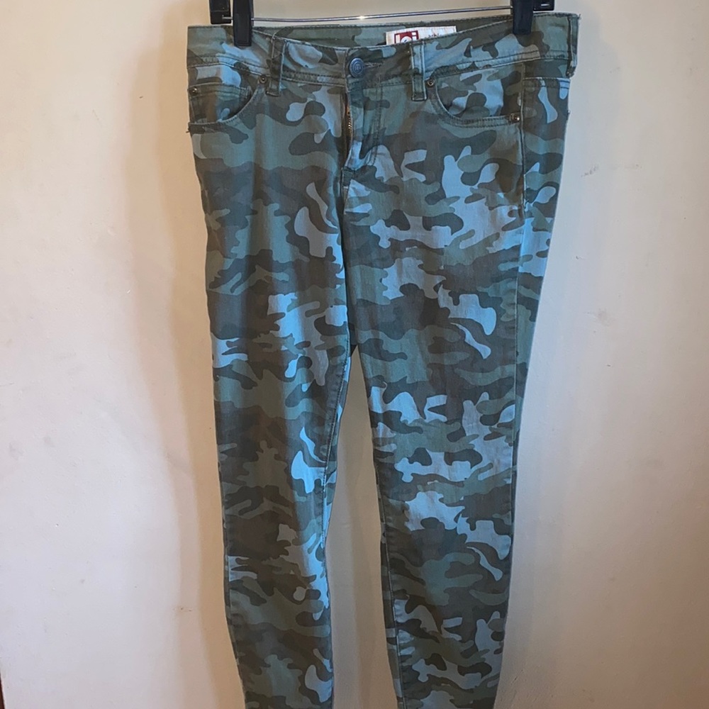 LEI cropped camo pants- size 7-  *5 for $25 sale!!